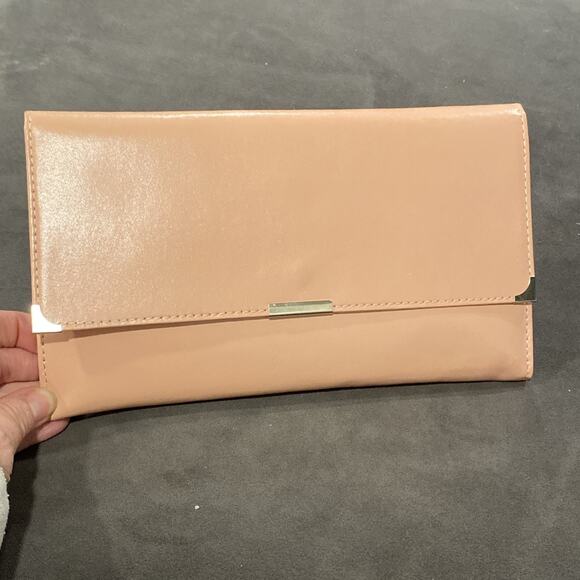 Woman’s Document Passport Travel Organizer Vintage Pink Leather Bi Fold Clutch - Picture 1 of 13